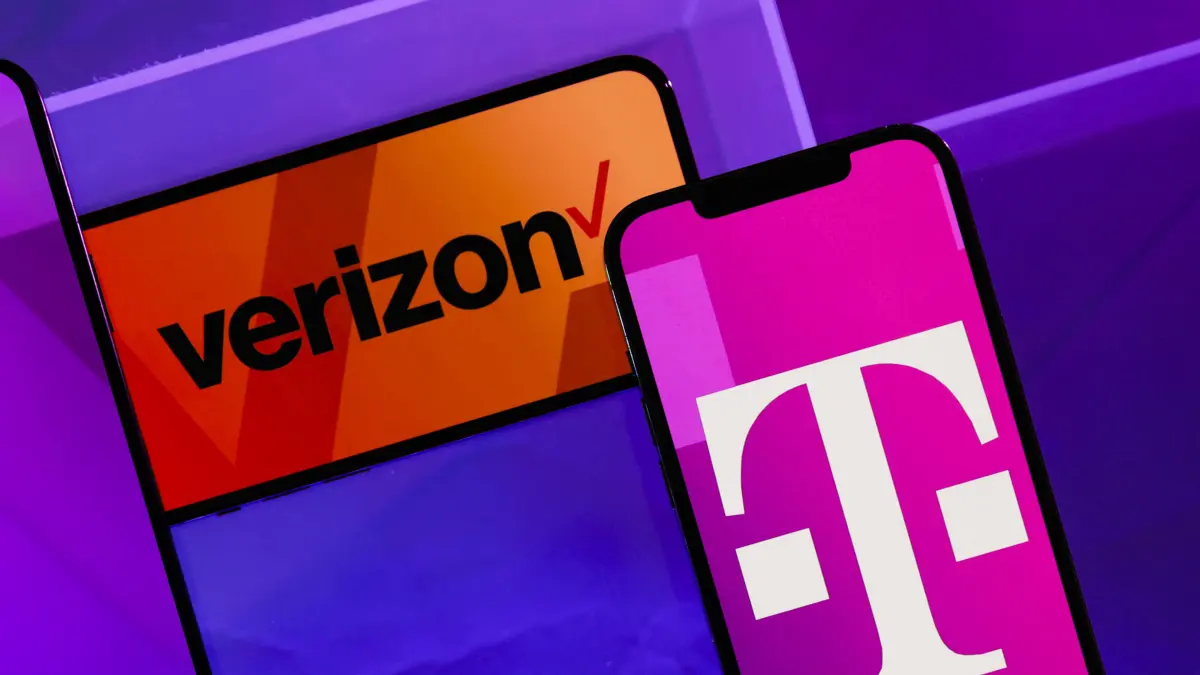Логотипы Verizon и T-Mobile на экранах телефонов