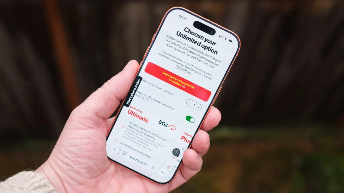 AT&T против Verizon: как выбрать между двумя крупнейшими операторами мобильной связи 8 В руке изображен iPhone с тарифными планами мобильной связи Verizon.