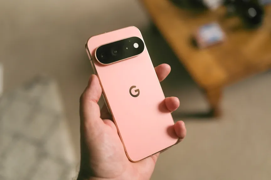 Изображение руки, держащей телефон Google Pixel.