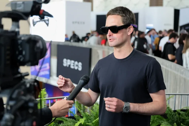 Генеральный директор Snap уклонился от вопросов о предварительных заказах Specs во время телефонной конференции по итогам второго квартала.