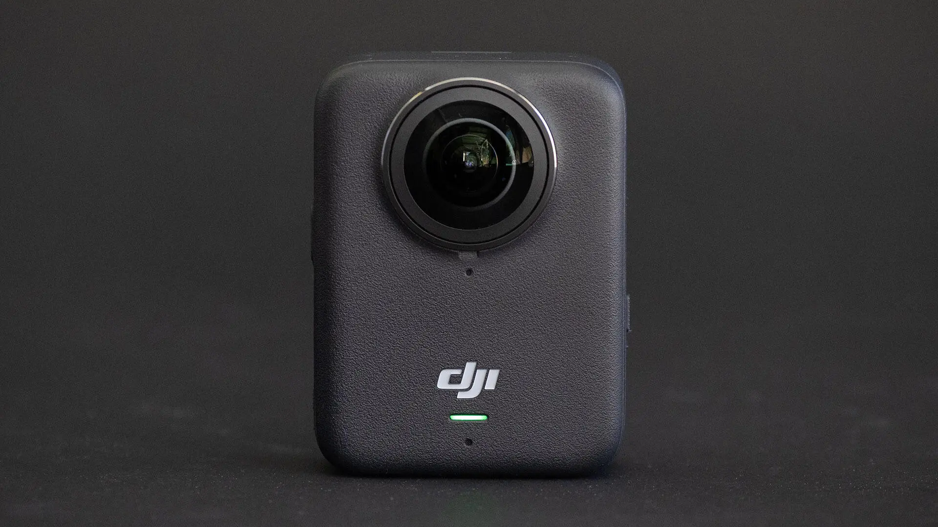 Фотоаппарат DJI Osmo 360 на чёрном фоне.