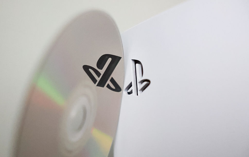 На этой иллюстрации изображены физический диск и консоль PlayStation 5.