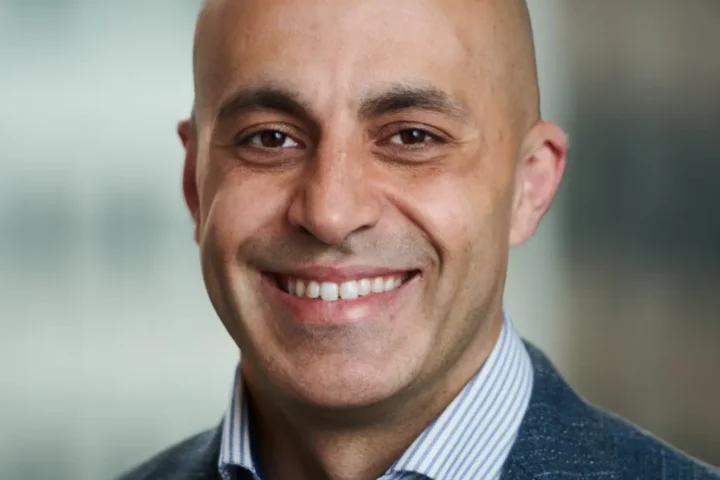 Компания Databricks хотела привлечь 1 миллиард долларов, инвесторы — 15 миллиардов. В итоге она остановилась на 5 миллиардах долларов, оценив компанию в 190 миллиардов долларов.