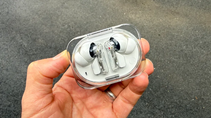 Крупный план полупрозрачного корпуса наушников Nothing Ear 3a.