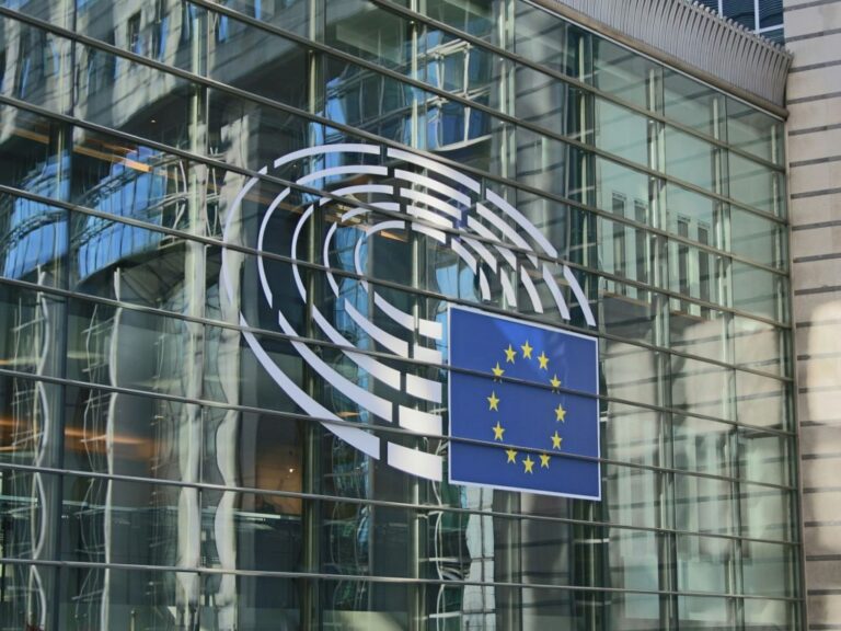 Вступают в силу правила прозрачности, предусмотренные статьей 50 Закона ЕС об искусственном интеллекте.