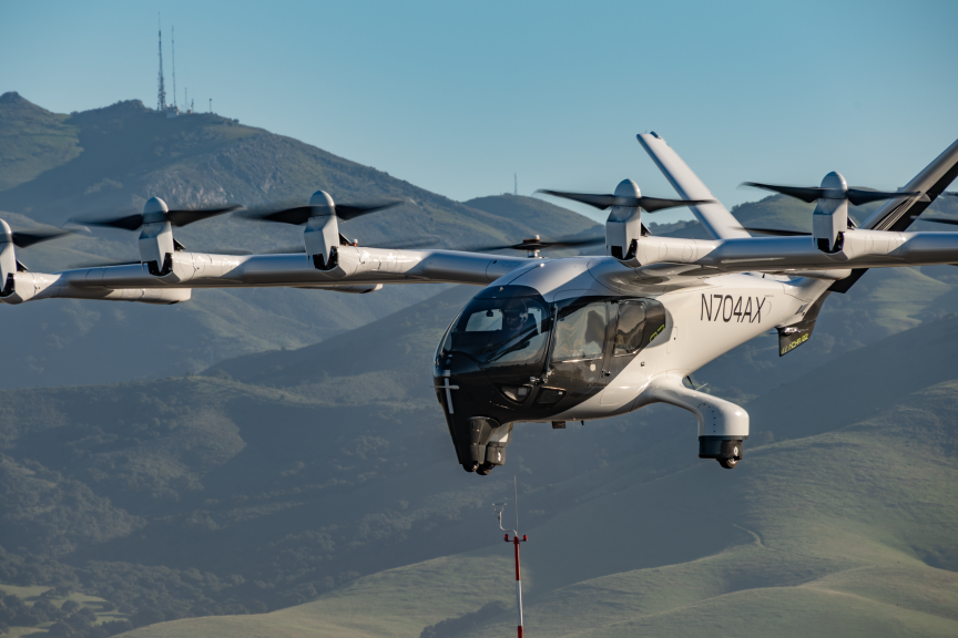 Самолет eVTOL, летящий в воздухе.