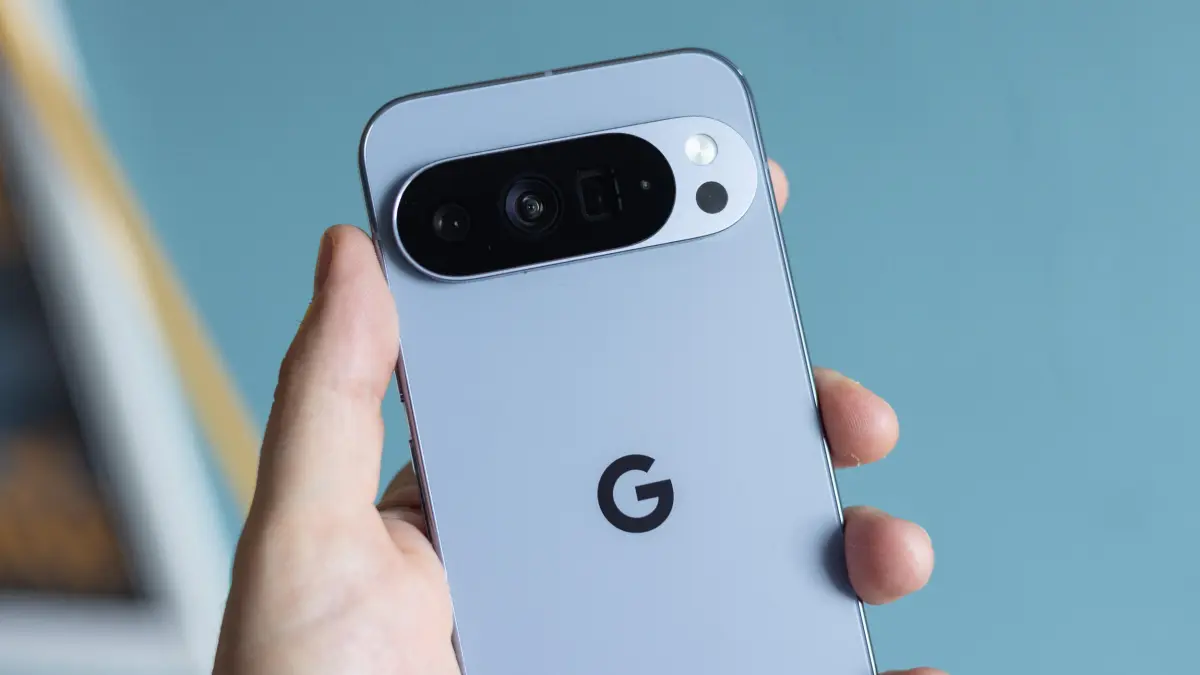В руке человек держит Pixel 10 Pro XL