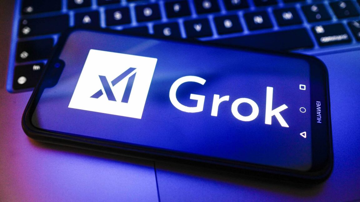 Логотипы xAI и Grok отображаются на экране смартфона.