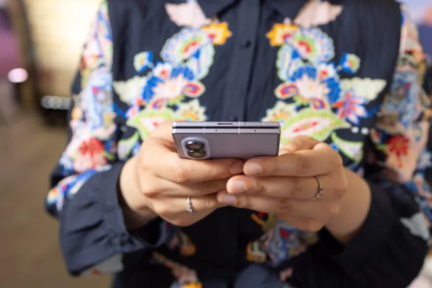 Женщина держит в руках Galaxy Z Fold 8.