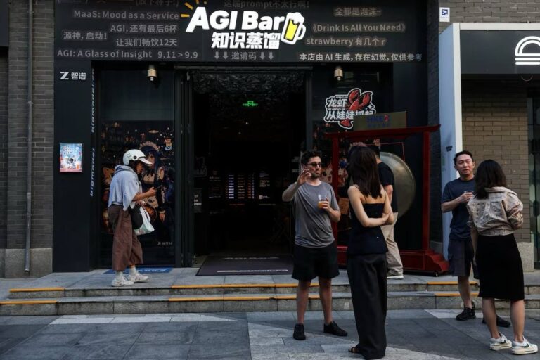 Бар будущего открылся в Китае. В пекинский AGI Bar можно прийти с…