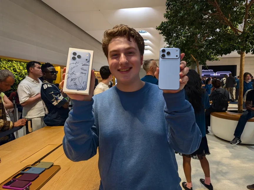 Даллен Фрутчи демонстрирует iPhone 18 Pro Max и коробку с автографом.