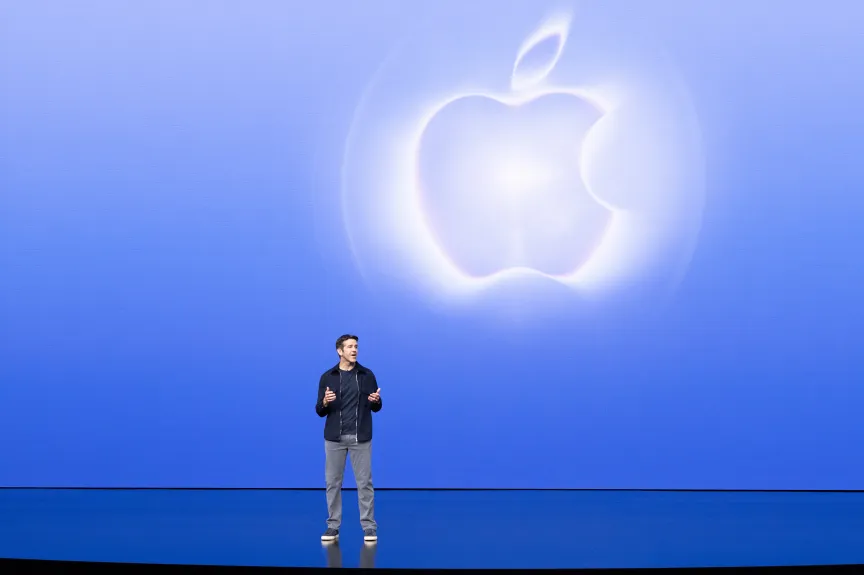 Генеральный директор Apple Джон Тернус выступает на сцене мероприятия Surprise and Shine 9 сентября 2026 года.