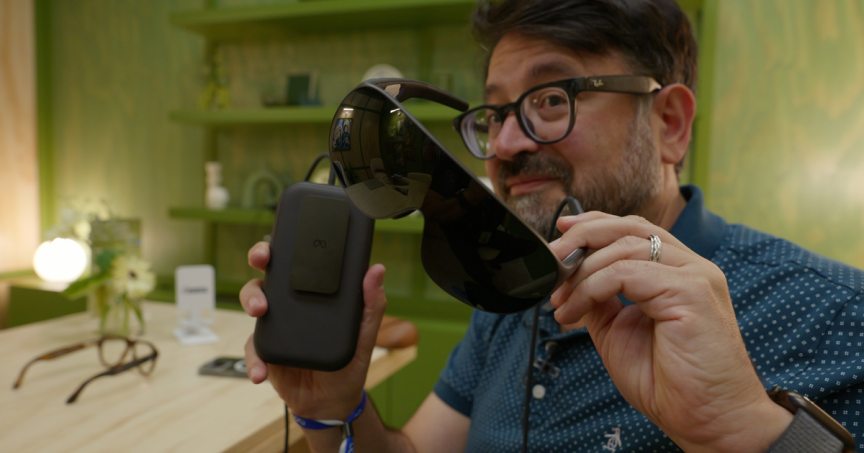 Скотт Стейн демонстрирует очки виртуальной реальности Meta VR и их блок питания с процессором.