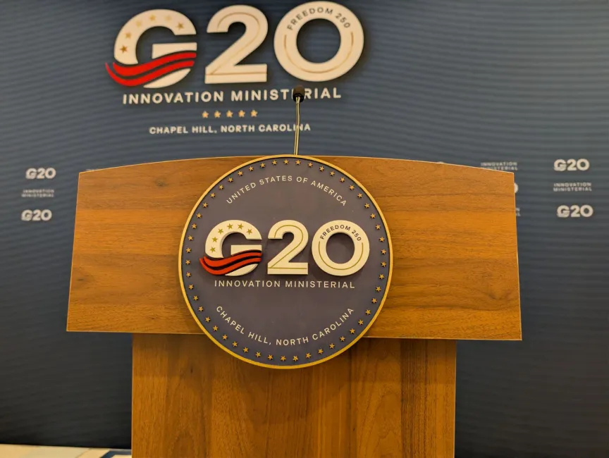 Логотип G20 на подиуме