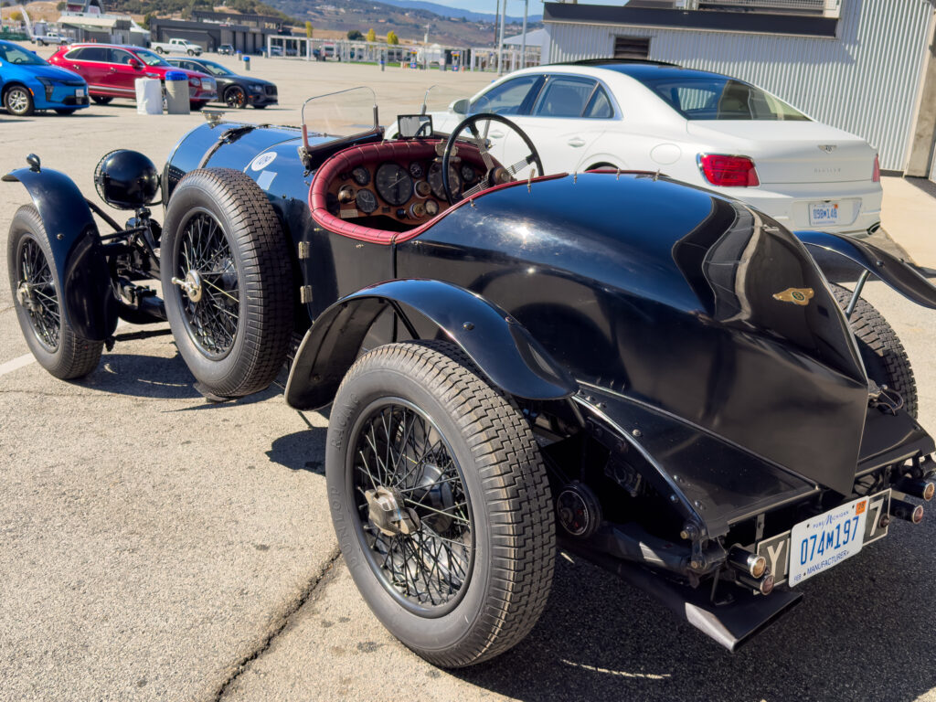Bentley Super Sports 1926 года с кузовом от Jarvis из Уимблдона, вид сзади под углом 3/4.