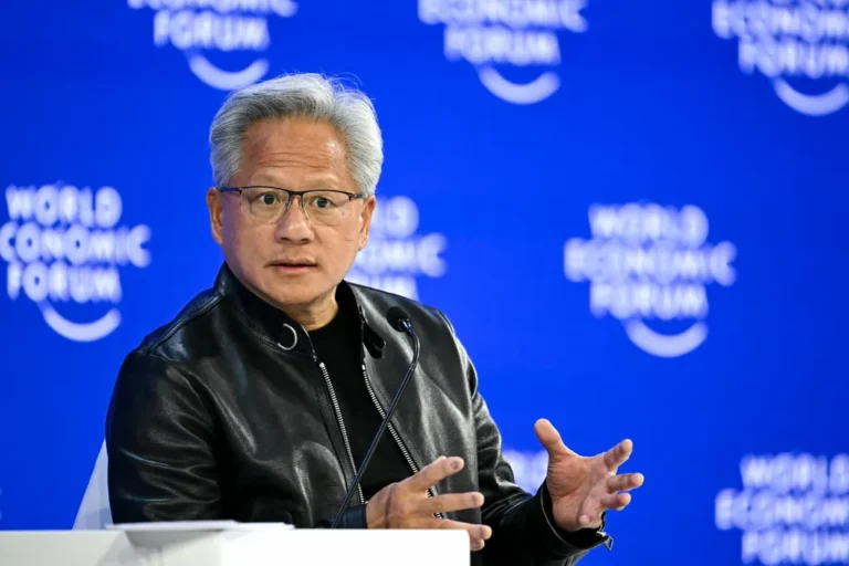 Генеральный директор Nvidia Дженсен Хуанг заявил Трампу: «Мы не допустим [замедления развития ИИ]».