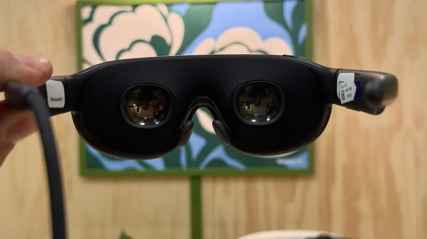 Очки виртуальной реальности Meta VR показаны на фотографии с изображением их линз.