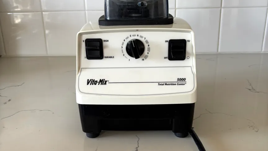 Белая подставка для блендера Vitamix 5000.
