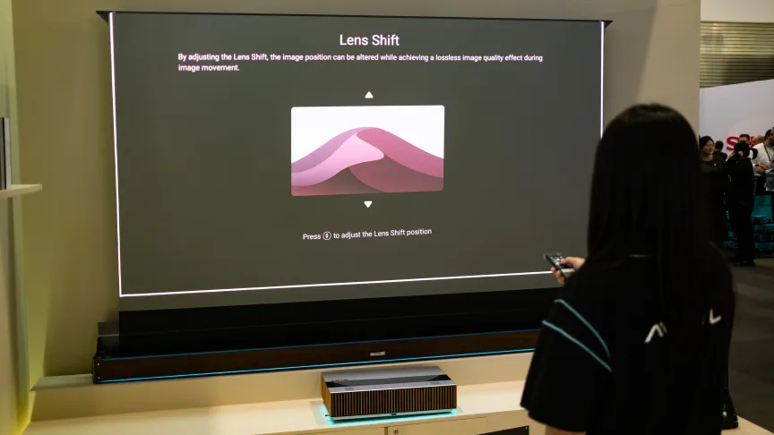 Проектор AWOL Vision LuxVision в режиме сдвига объектива на выставке IFA 2026.