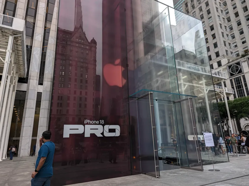 Магазин Apple на Пятой авеню с вывеской iPhone 18 Pro.