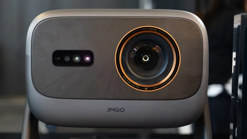 Крупный план часов JMGO Iris Ultra Max на выставке IFA 2026.