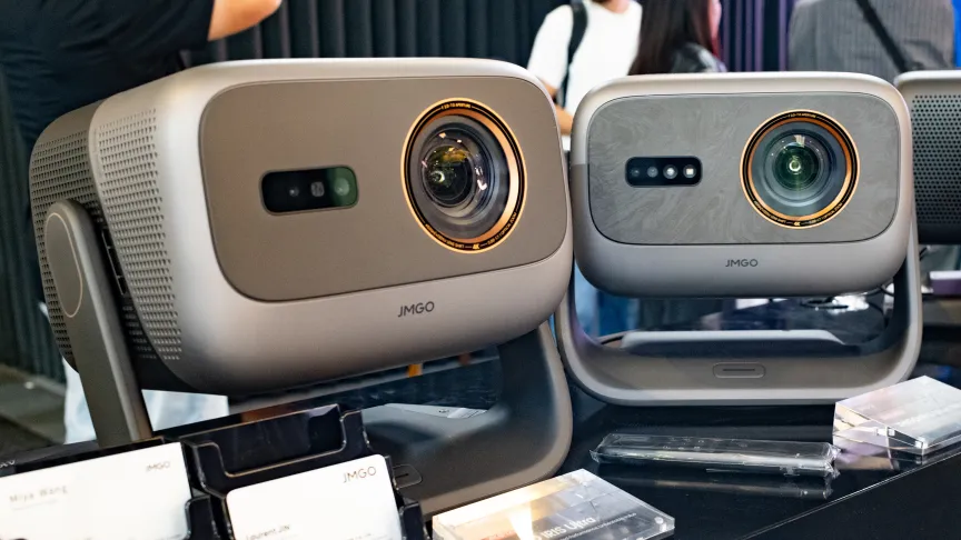 Крупный план часов JMGO Iris Ultra Max на выставке IFA 2026.
