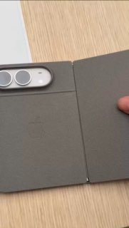 Короткая демонстрация оригинального чехла Folio для iPhone Duo от Apple…