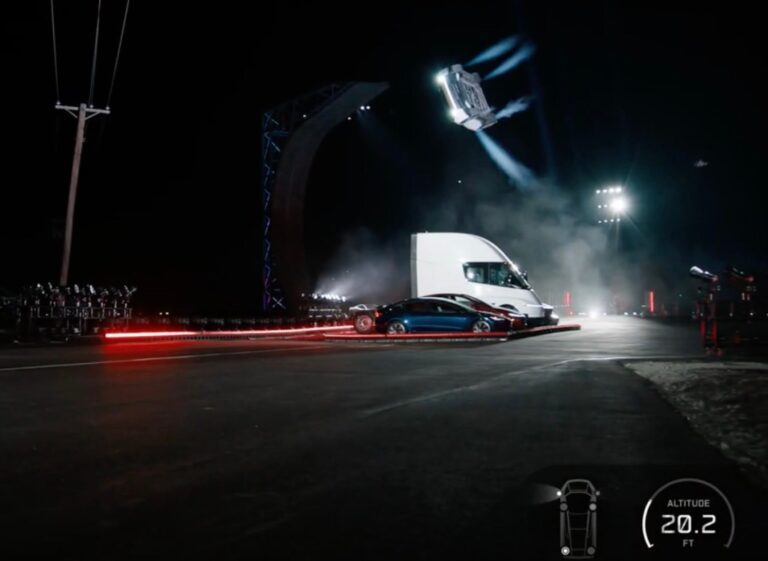 Tesla представила Roadster, работающий на энергии SpaceX, который летает и падает со стилем.